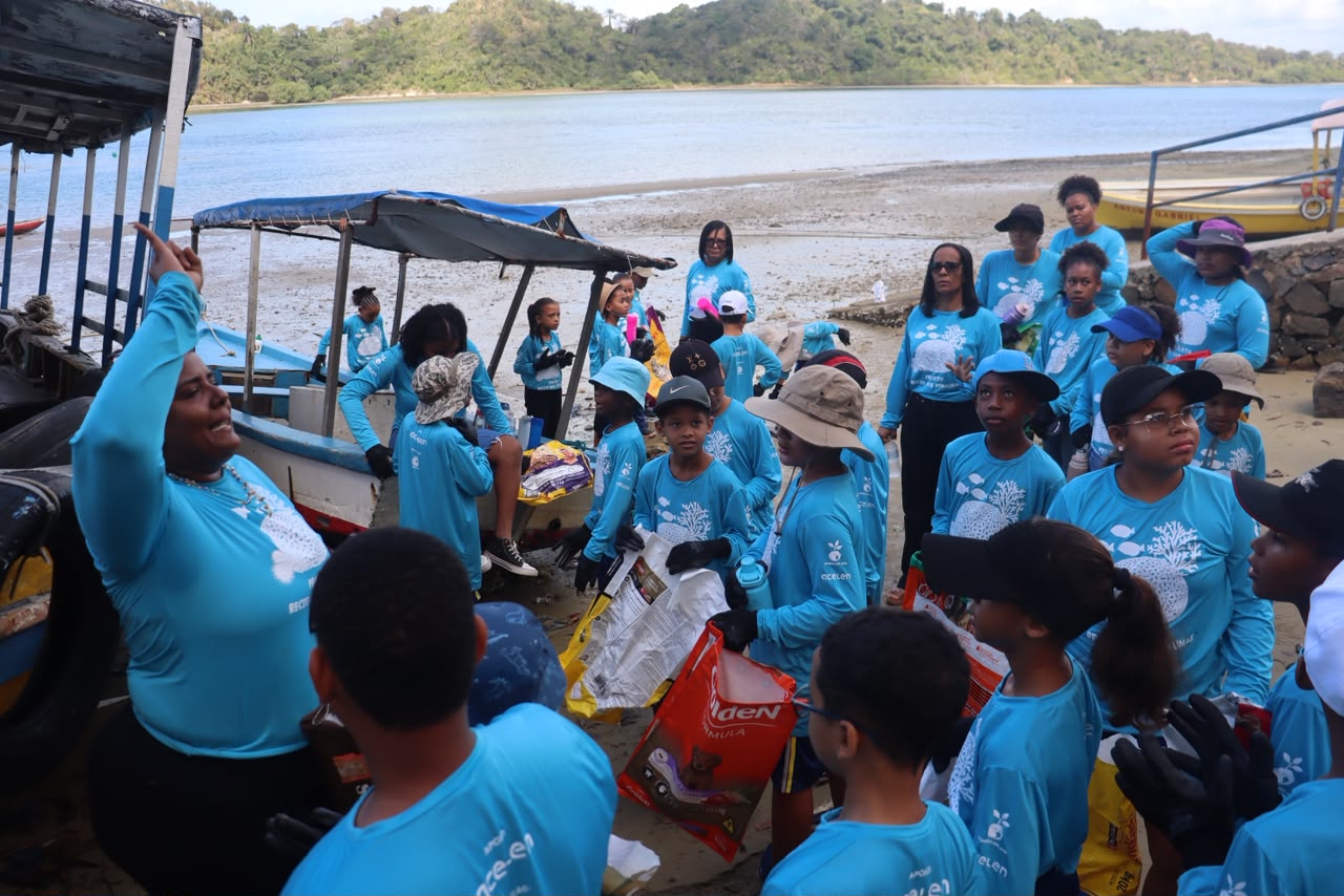 Mutirão retira quase meia tonelada de resíduos e replanta mangue em ilha da Baía de Todos-os-Santos